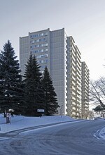 Manoir IV in Montréal, QC - Building Photo - Building Photo