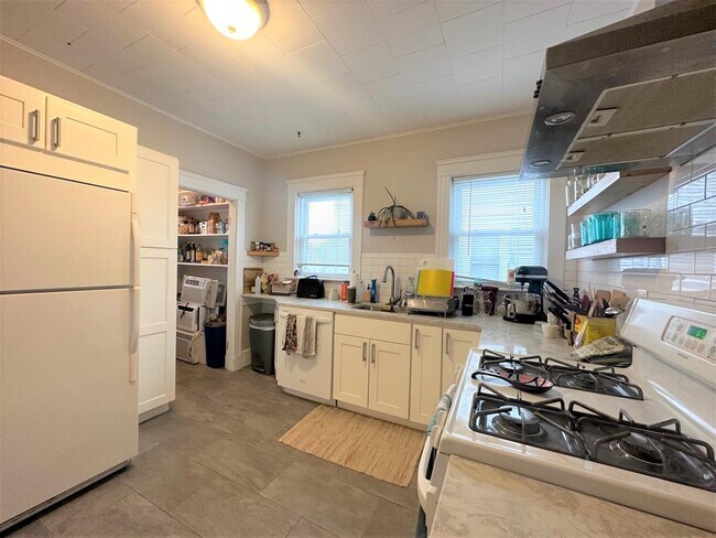 137 Dudley St, Unit 2 in Cambridge, MA - Foto de edificio - Building Photo