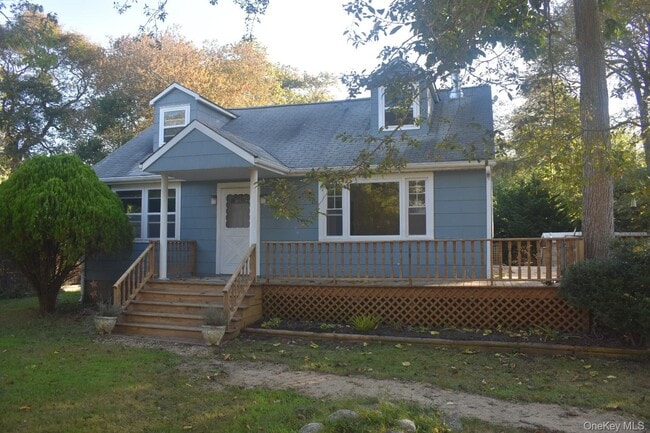 53 Magnolia Dr in Mastic Beach, NY - Foto de edificio - Building Photo