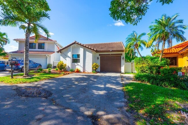 17302 NW 63rd Pl in Hialeah, FL - Building Photo - Building Photo