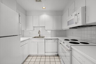 206 Shearwater Ct W, Unit 66 in Jersey City, NJ - Building Photo - Building Photo