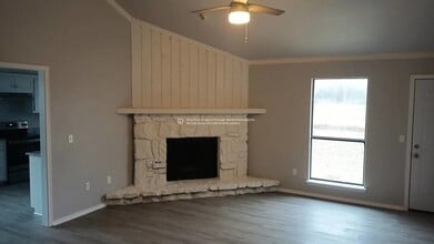 8009 E Lansing St in Broken Arrow, OK - Foto de edificio - Building Photo