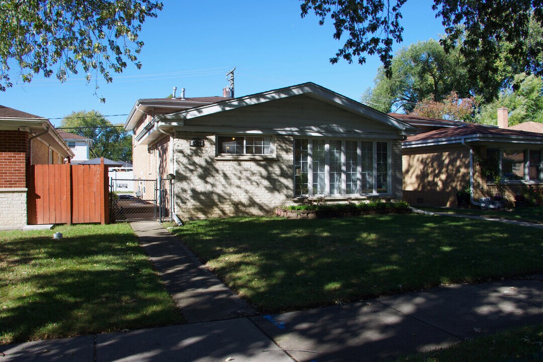 9910 Crawford Ave in Skokie, IL - Foto de edificio