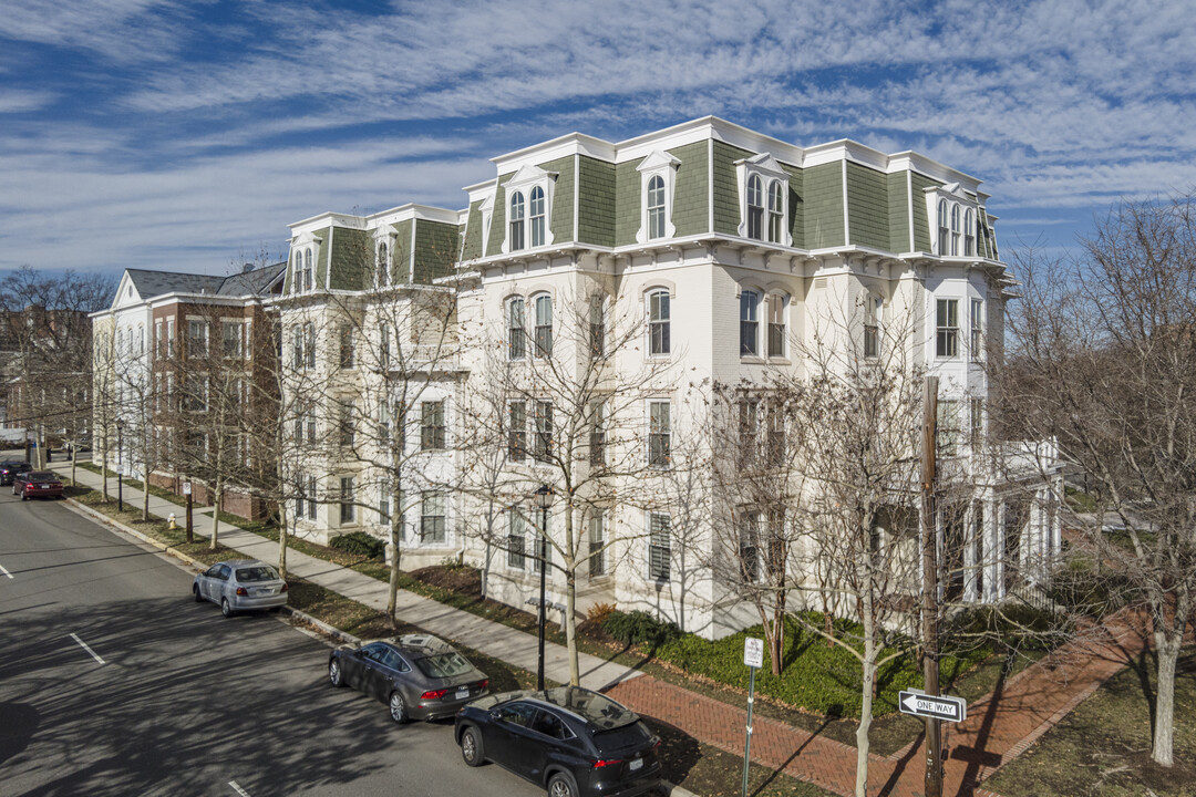 900 N Washington St in Alexandria, VA - Foto de edificio