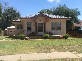 913 Oak Ave in Dalhart, TX - Building Photo