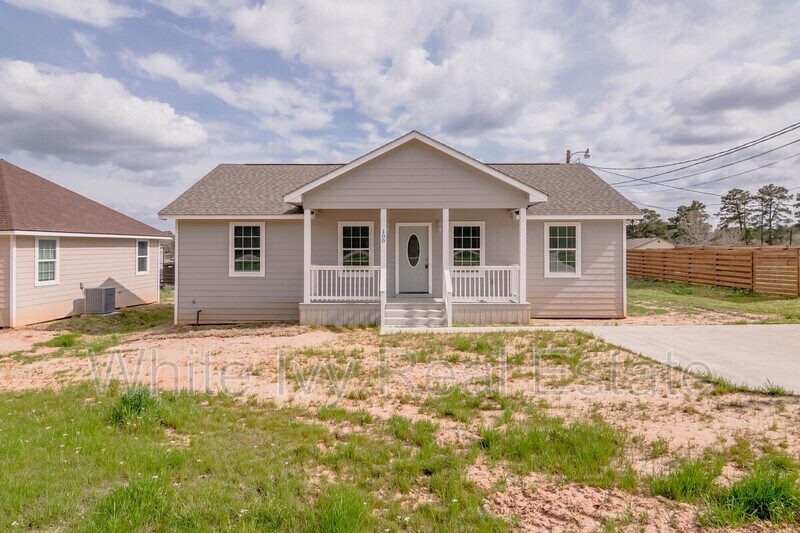 100 Shorewood Dr in Huntsville, TX - Building Photo