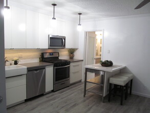 55 Navy St, Unit 202 in Venice, CA - Building Photo - Building Photo