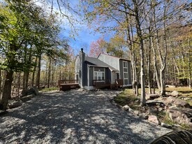 8446 Bear Trail Dr in Tobyhanna, PA - Building Photo