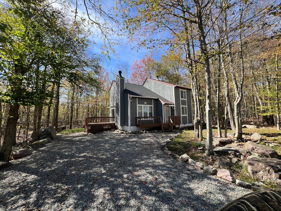 8446 Bear Trail Dr in Tobyhanna, PA - Building Photo
