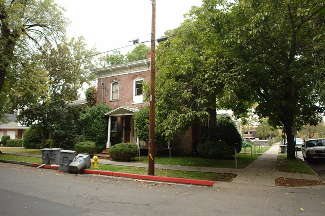 702 W 3rd St in Chico, CA - Building Photo - Building Photo