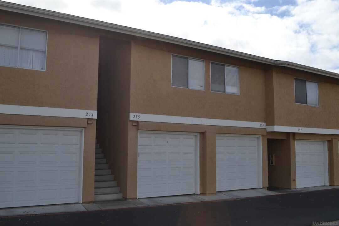 4219 La Pinata Way in Oceanside, CA - Building Photo