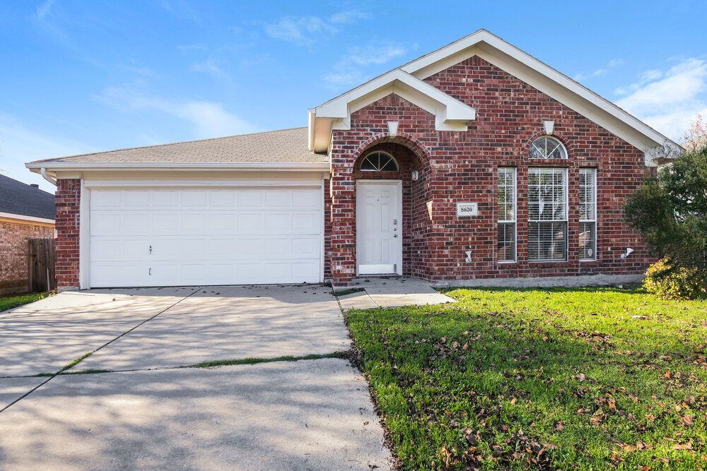 8620 Garden Springs Dr in Fort Worth, TX - Building Photo