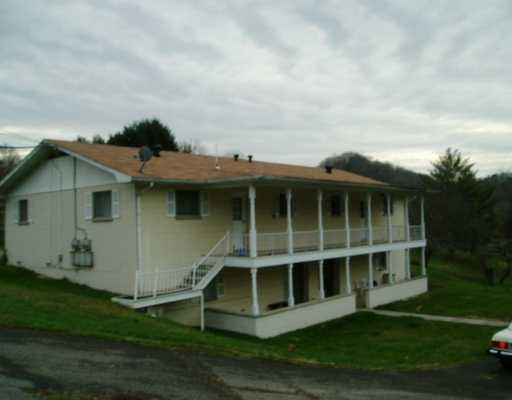 9 Lakeview Dr in Alum Creek, WV - Foto de edificio