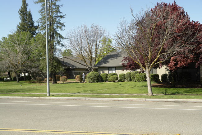 Lakes Apartments in Fresno, CA - Building Photo - Building Photo