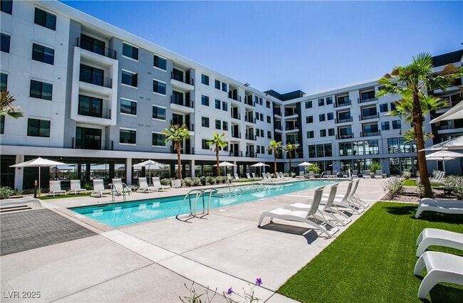 4480 Meadows Ln in Las Vegas, NV - Building Photo - Building Photo