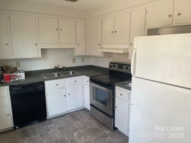 8201 Hemby Wood Dr in Indian Trail, NC - Foto de edificio - Building Photo
