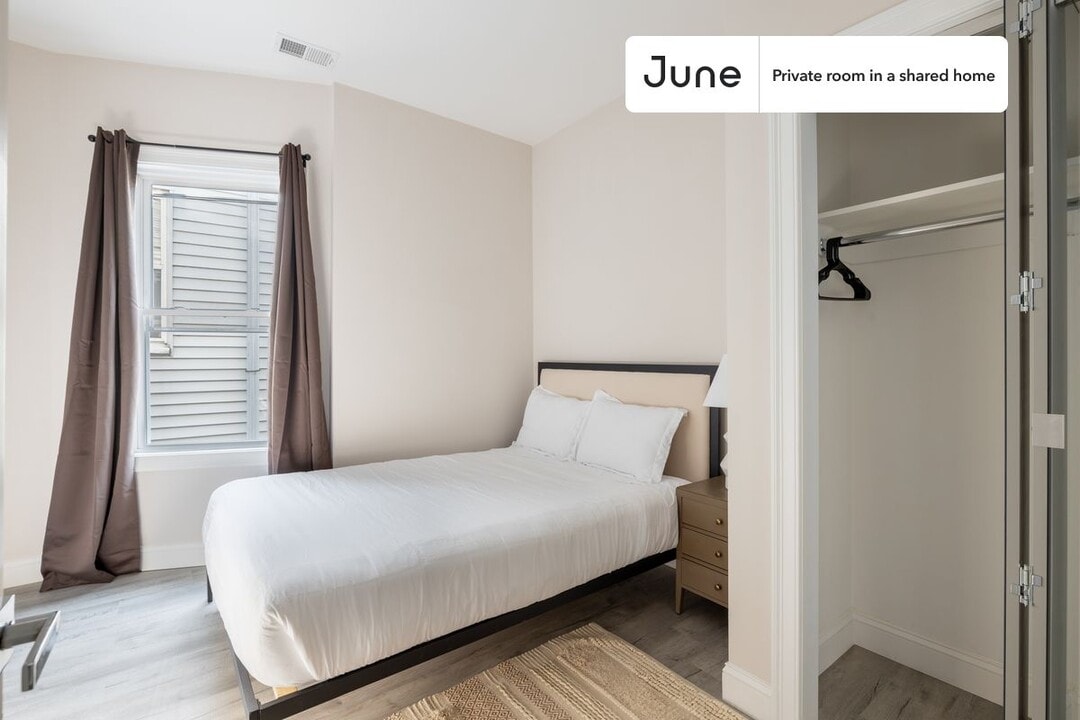Private bedroom in 5 bed/2 bath Home in Boston, MA - Building Photo