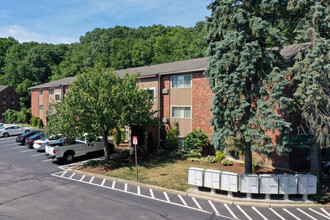 Western Hills in Cranston, RI - Foto de edificio - Building Photo