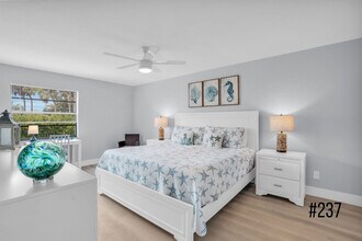 600 Neapolitan Way in Naples, FL - Building Photo - Building Photo