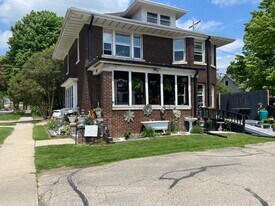 219 S 4th St, Unit Upper Unit in Stoughton, WI - Building Photo