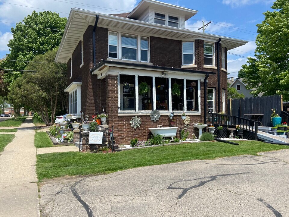 219 S 4th St, Unit Upper Unit in Stoughton, WI - Building Photo