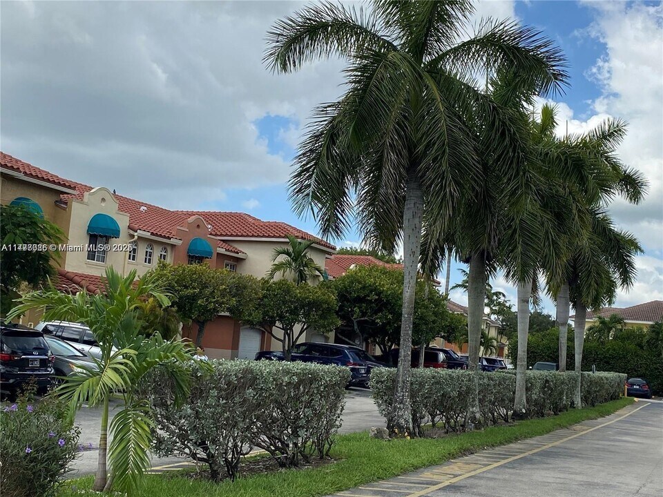 6960 NW 174th Terrace in Hialeah, FL - Building Photo