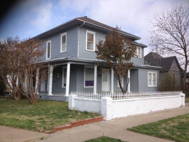 208 W Watts St in El Reno, OK - Building Photo