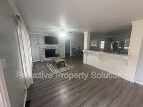 5228 Hummingbird Dr in Pocono Summit, PA - Building Photo - Building Photo