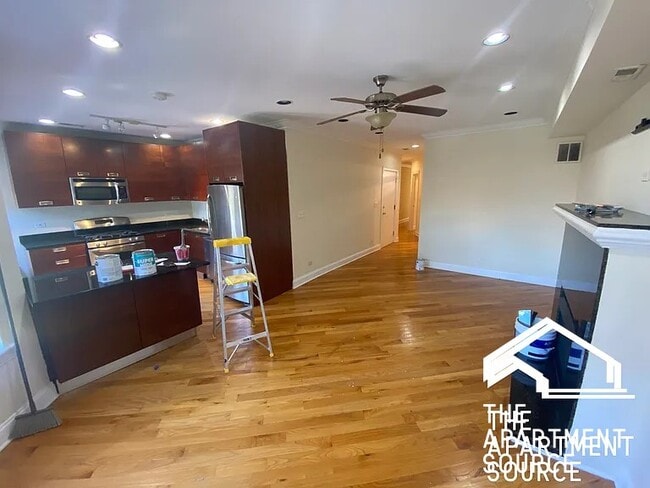 6947 N Oakley Ave in Chicago, IL - Building Photo - Building Photo