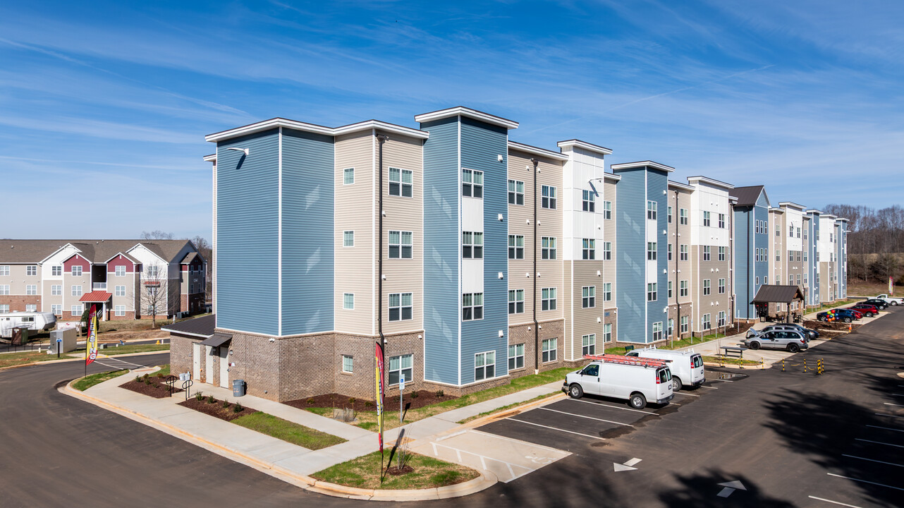 Flats at Statesville in Statesville, NC - Building Photo