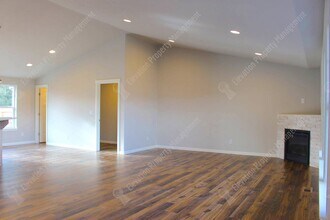 974 NW Oak Ave in Redmond, OR - Building Photo - Building Photo
