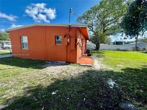 2510 NW 159th Terrace in Opa Locka, FL - Building Photo - Building Photo