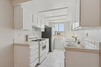 700 E Cedar Ave in Burbank, CA - Foto de edificio - Building Photo