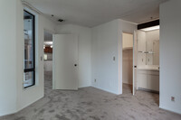 655 Kelton Ave in Los Angeles, CA - Building Photo - Interior Photo