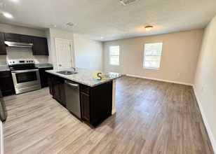 6541 Sweetbay Ln in Jacksonville, FL - Foto de edificio - Building Photo