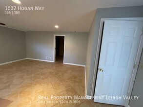 1002 Hogan Way in Northampton, PA - Building Photo - Building Photo