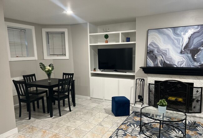 2209 Washington Cir NW, Unit 1 English Basement in Washington, DC - Foto de edificio - Building Photo