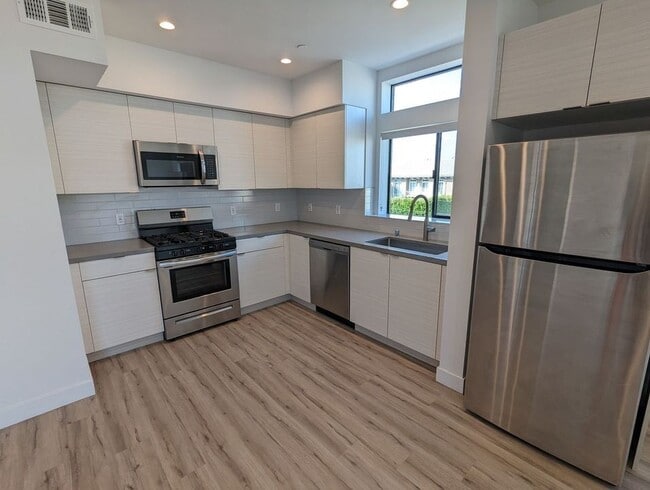 338 Mariposa Ave