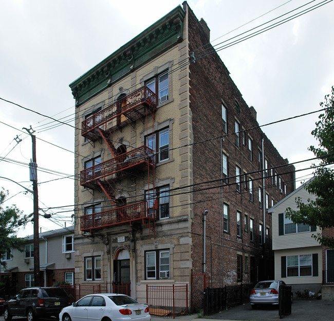 64 Summer Ave in Newark, NJ - Building Photo - Building Photo