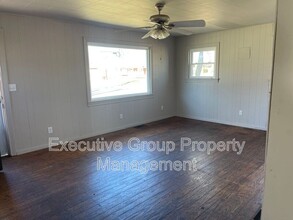 746 W Elm Rd in Radcliff, KY - Building Photo - Building Photo