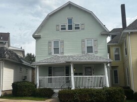 123 College Ave in Grove City, PA - Building Photo