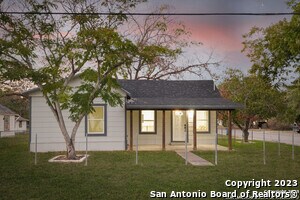 295 E Commerce St in New Braunfels, TX - Building Photo