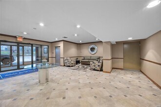 250 S Brentwood Blvd in Clayton, MO - Building Photo - Building Photo