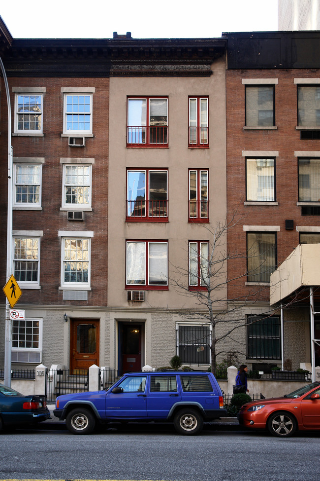 333 W 70th St in New York, NY - Foto de edificio - Building Photo