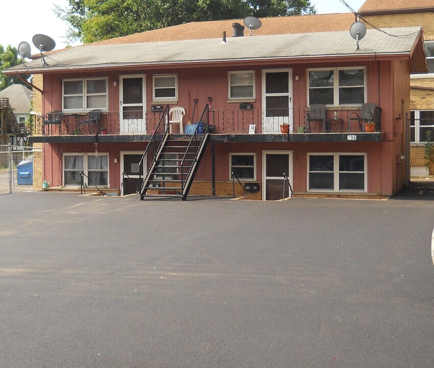 796 W Market St, Unit #B in Akron, OH - Building Photo