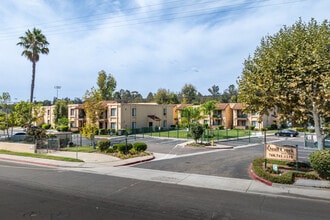 55+ Senior Living at Quail Creek Apartments in Escondido, CA - Foto de edificio - Building Photo