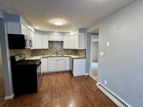 114 Clinton Street in Saratoga Springs, NY - Building Photo - Building Photo