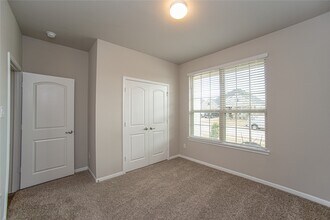 439 Stonebrook Ln in Conroe, TX - Foto de edificio - Building Photo