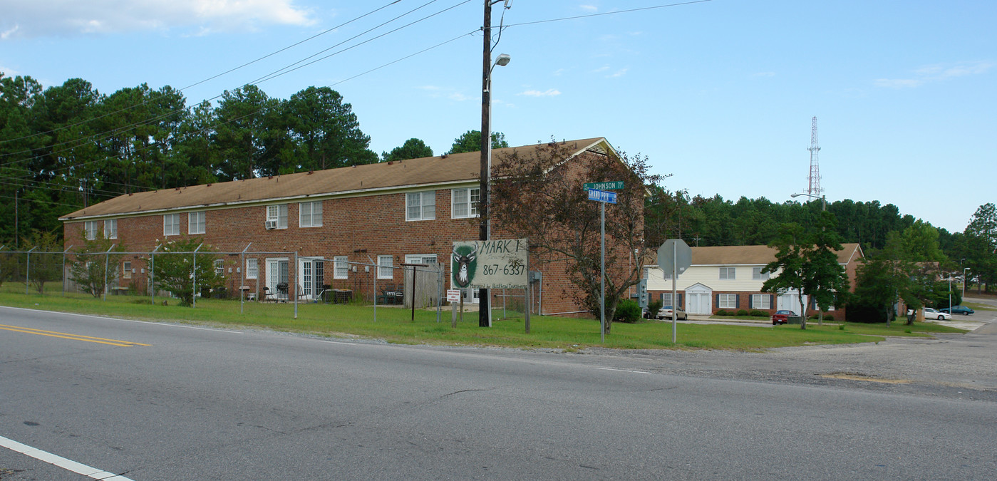 Woodbridge Townhomes in Fayetteville, NC - Building Photo