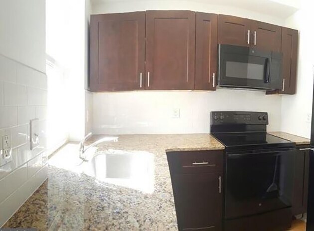 1724 Monument St in Philadelphia, PA - Foto de edificio - Building Photo